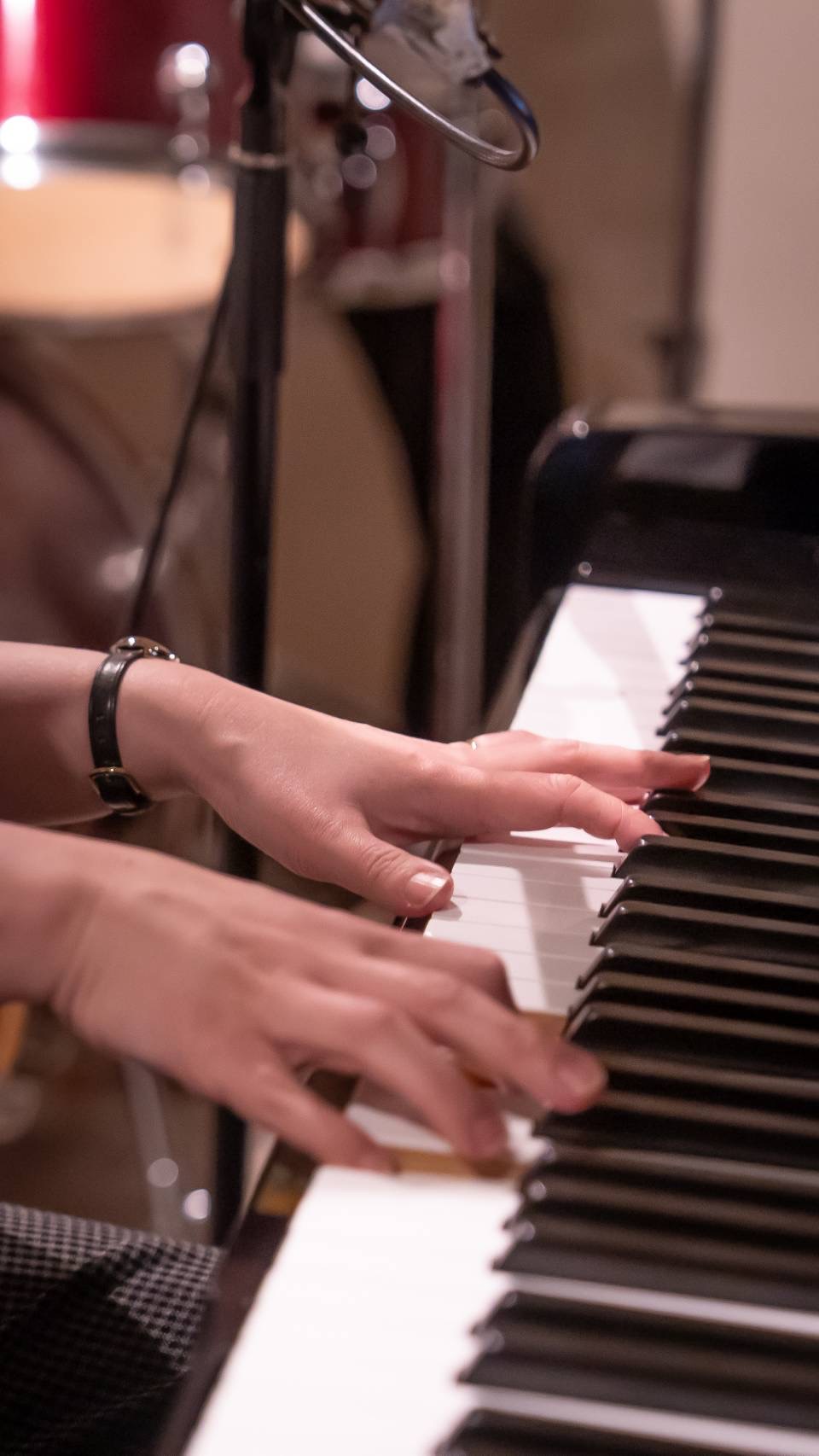 ピアノで音を確認しながら練習する様子
