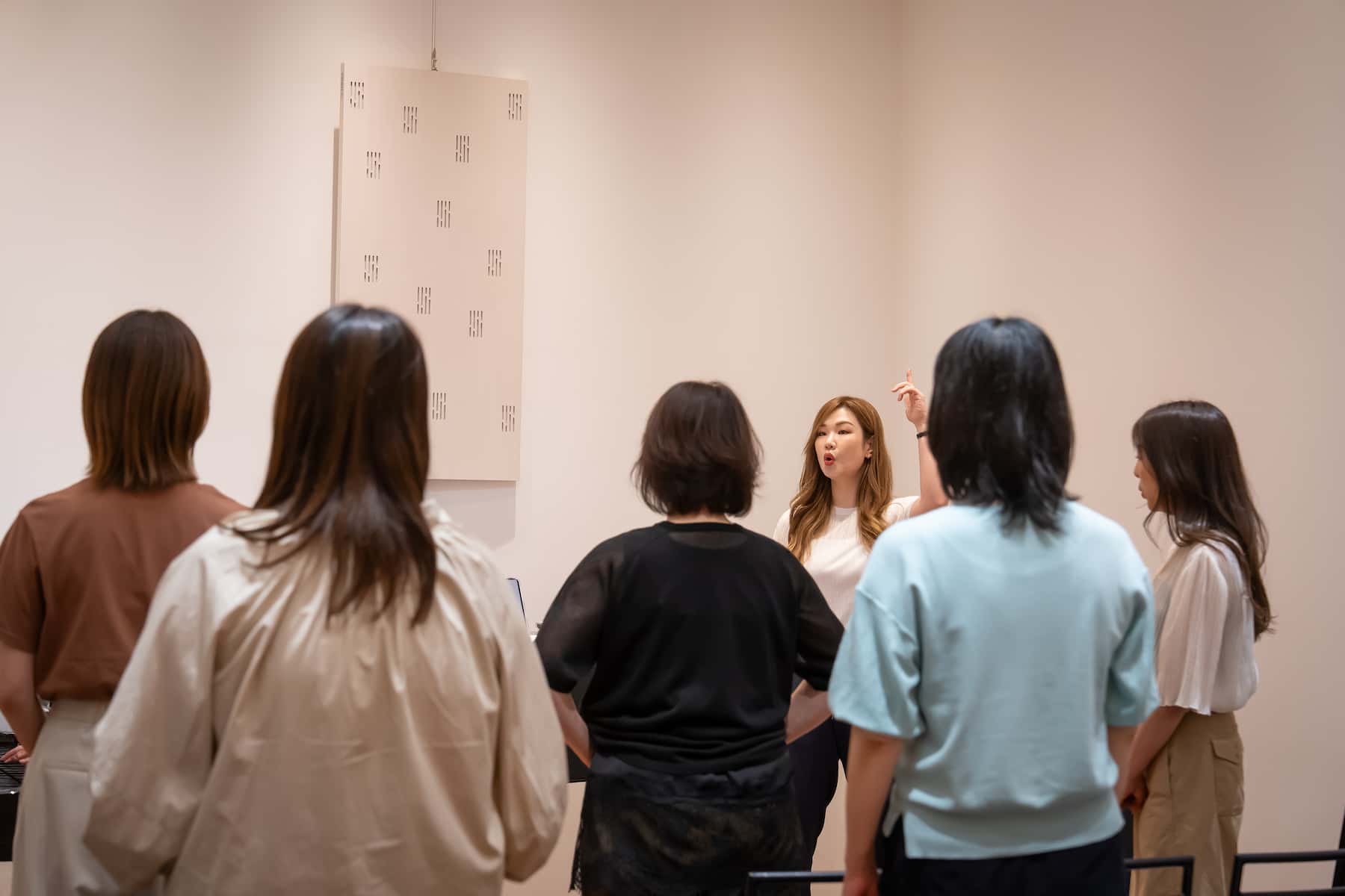 声を合わせて歌うボーカルアンサンブルの参加者